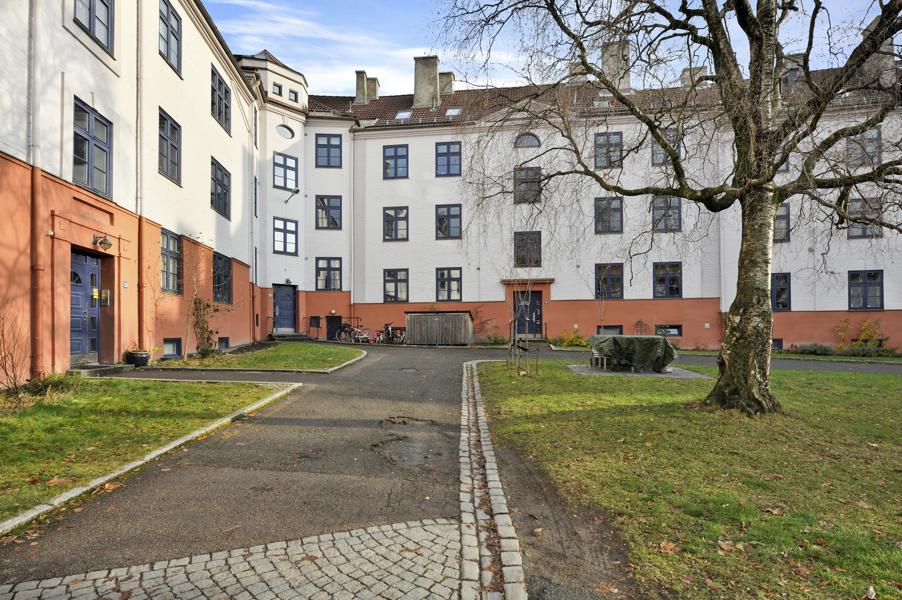 Alle beboere kan benytte seg av den trivelige bakgården.